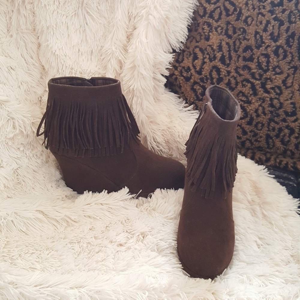 Brown fringed faux suede wedge booties